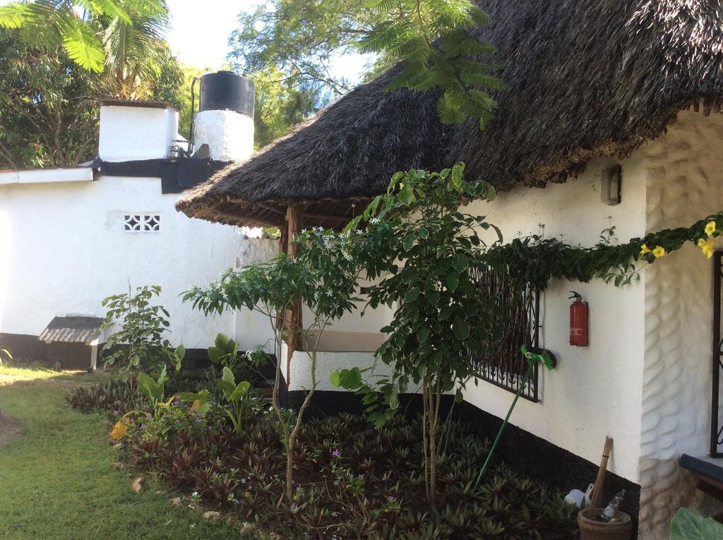 Diani Banda Cottages Diani Beach Esterno foto