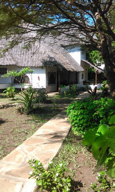 Diani Banda Cottages Diani Beach Esterno foto