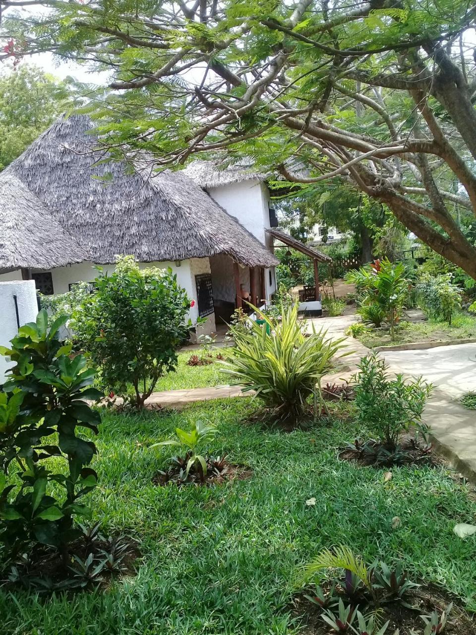 Diani Banda Cottages Diani Beach Esterno foto