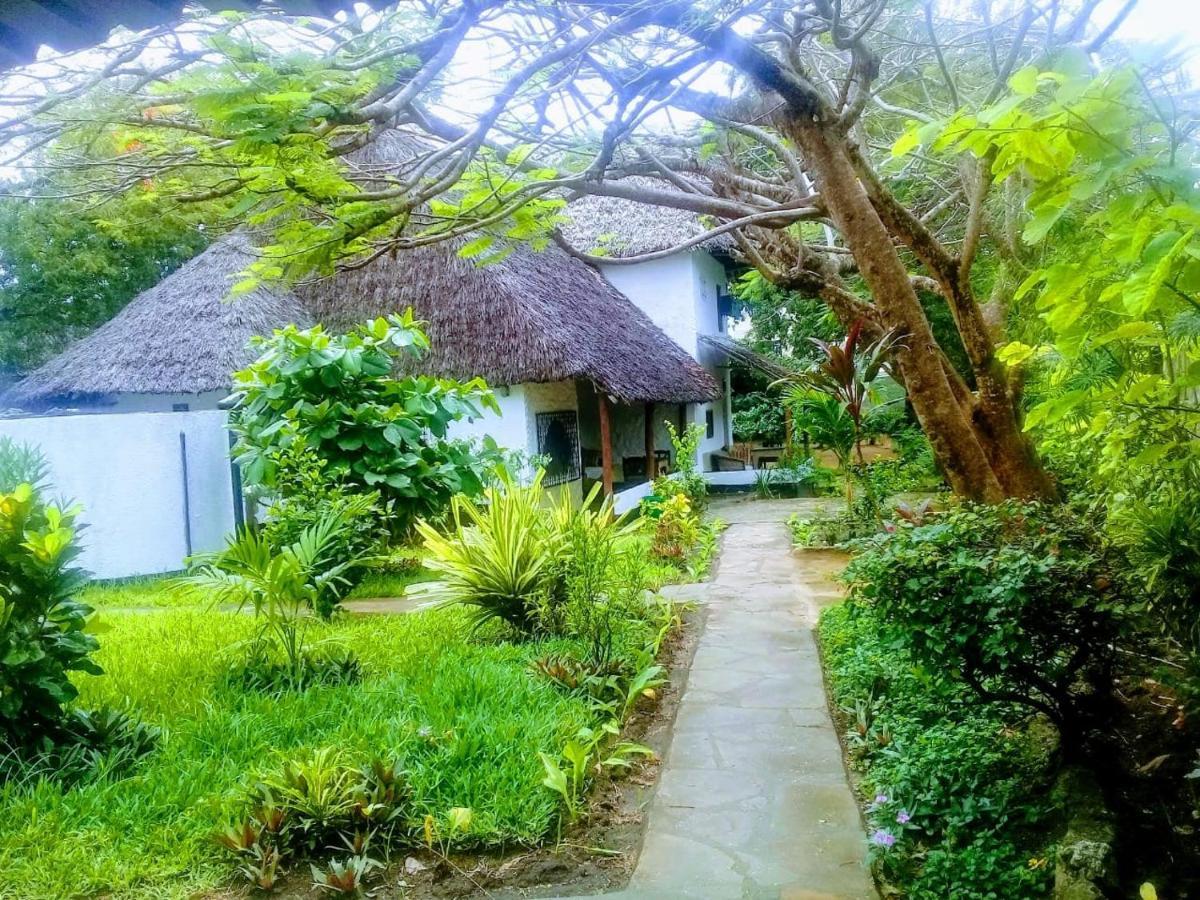 Diani Banda Cottages Diani Beach Esterno foto